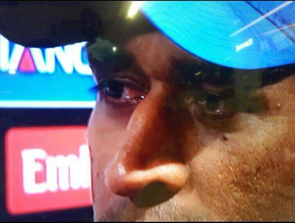Brave Inning of MS Dhoni :You can't easily caught captain cool when he is crying